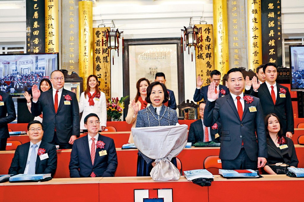 ■民政及青年事務局局長麥美娟親臨主持兩屆董事局交代就職典禮，並為新一屆癸卯年董事局監誓。