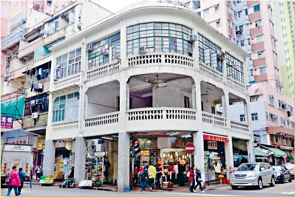 青山道轉角唐樓，樓高三層，是當年「下鋪上居」建築特色設計。