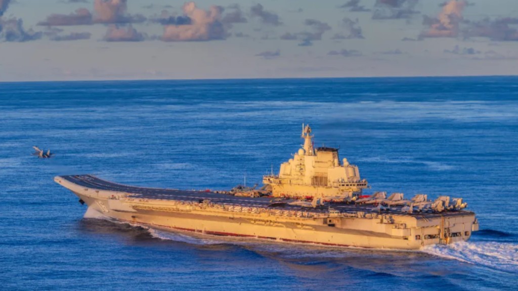 6月上旬,海軍航空母艦編隊在西太平洋海域進行訓練,圖為遼寧艦放飛艦載戰鬥機。《人民日報》 6月上旬,海軍航空母艦編隊在西太平洋海域進行訓練,圖為遼寧艦放飛艦載戰鬥機。《人民日報》