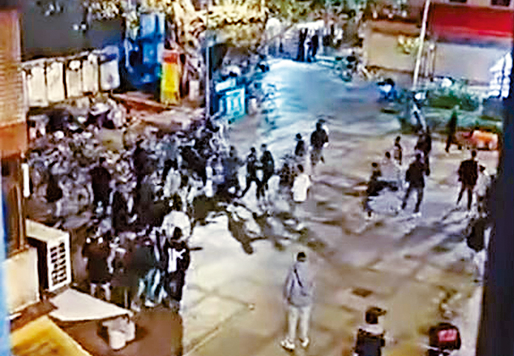 長洲前晚發生街頭「大混戰」，兩名男子遭20多人追打。