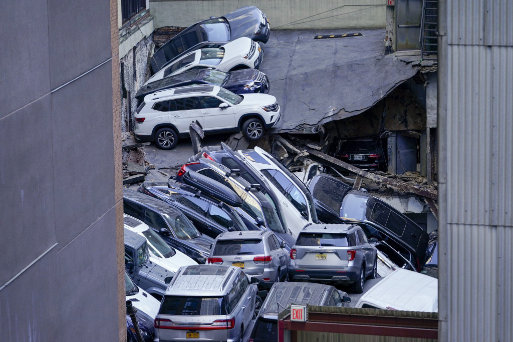 纽约曼哈顿多层停车场“结构性倒塌”，大量汽车层层交叠。AP/路透