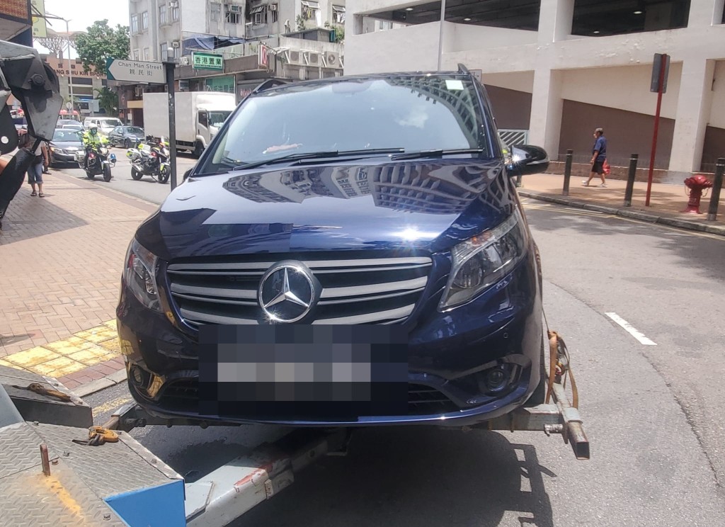 警方將涉事私家車拖走進行驗檢。