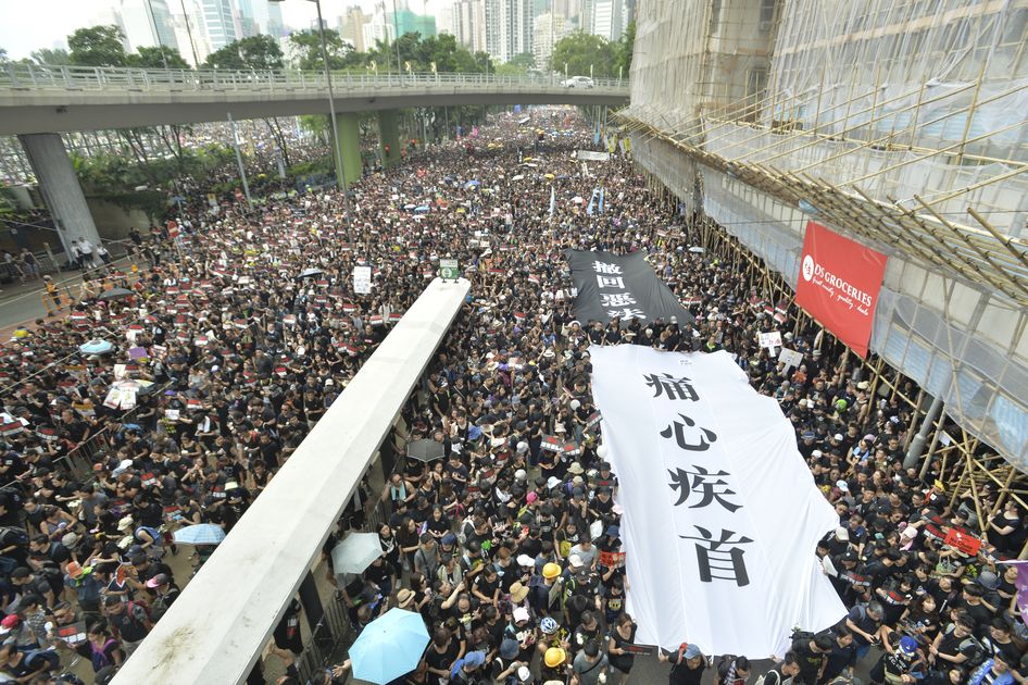 人潮擠滿行車線。資料圖片