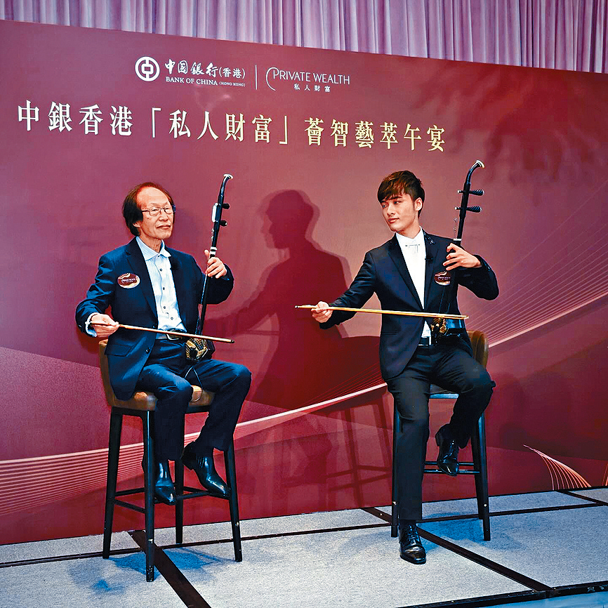 去年6月，朱芸編（右）與父親朱道忠一同演出。