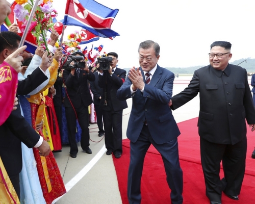 当地时间下午3时半至5时与金正恩举行会谈，商讨3大议题。AP