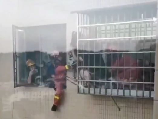 吳玉梅死捉著女童手防止她墜落，同時拍片找鄰居救助。抖音