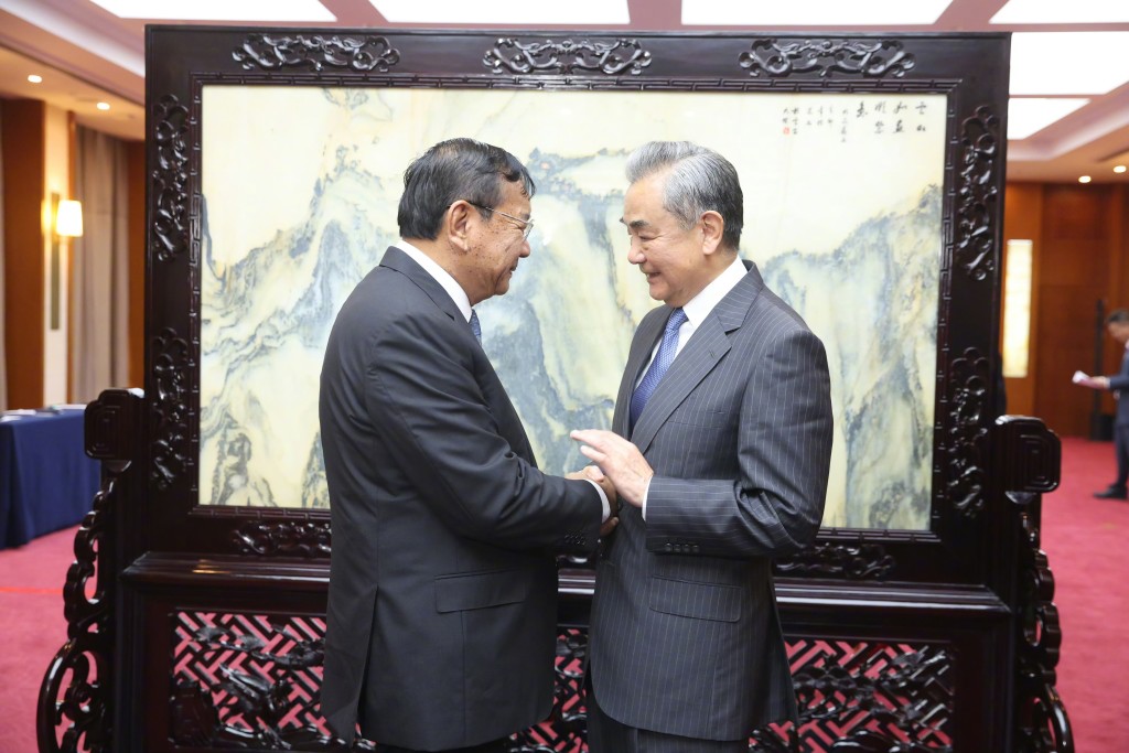 王毅與柬埔寨副總理兼外交大臣布拉索昆會面。 外交部