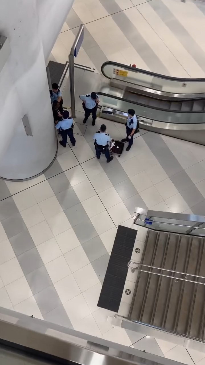 警方於元朗站截查一名非洲漢，並在其行李篋內檢獲近千萬元的可卡因。網上片段截圖