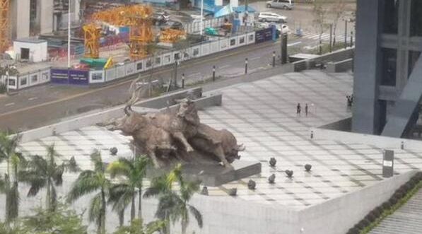 2018年台风「山竹」肆虐粤港、网上有视频在朋友圈热传，网友声称深交所「牛雕塑被吹倒」。