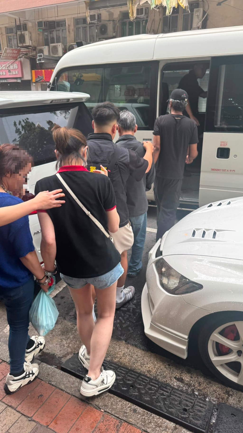 警深水埗破釣魚機賭擋，拘捕12人。警方圖片