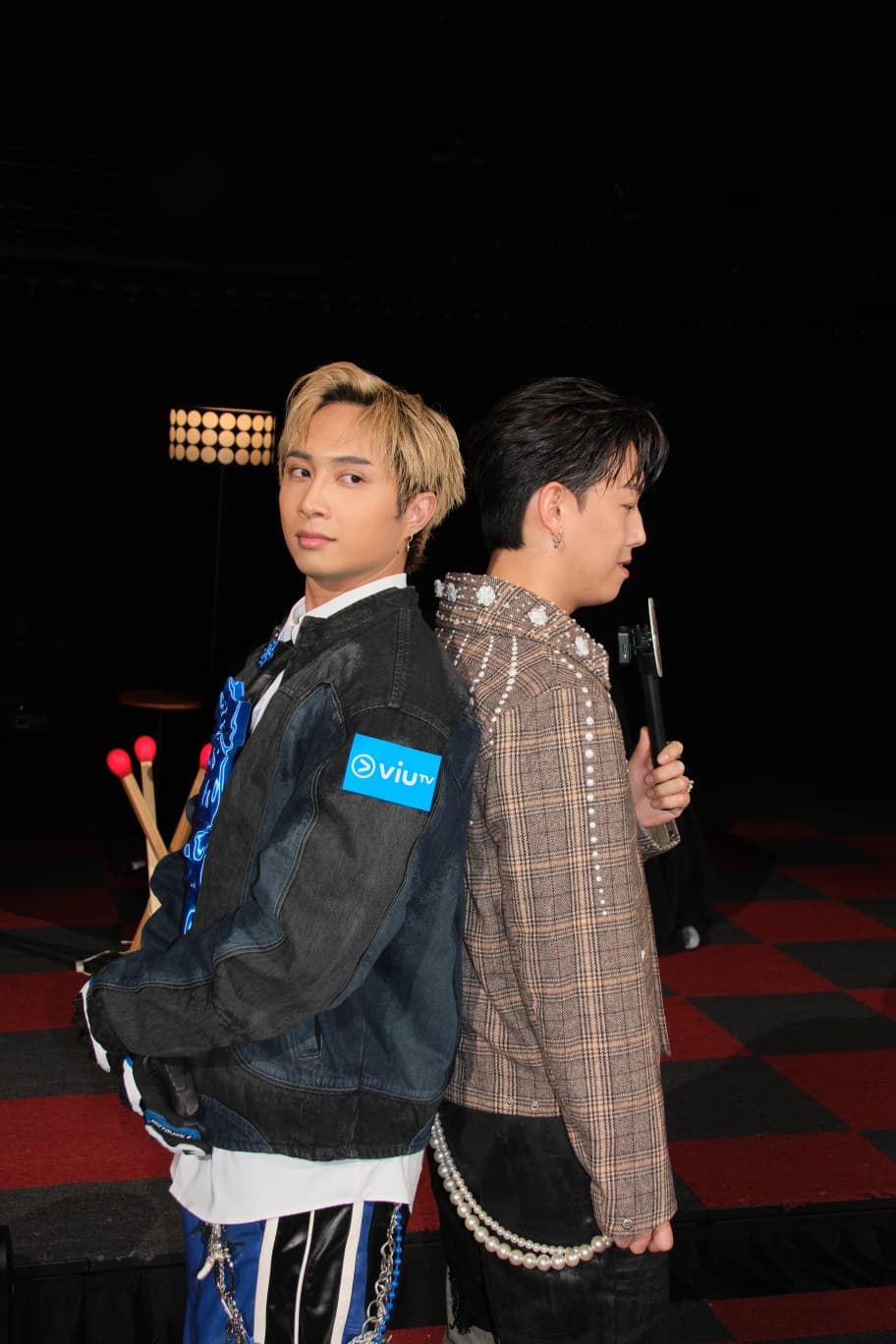 MC與的Billy Choi量身高，相當搞笑。