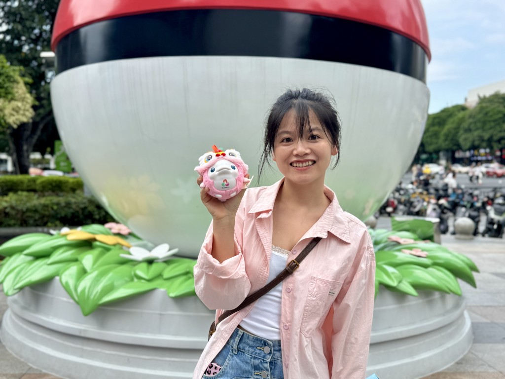 石小姐開心地向記者展示抽中喜歡的全運盲盒。