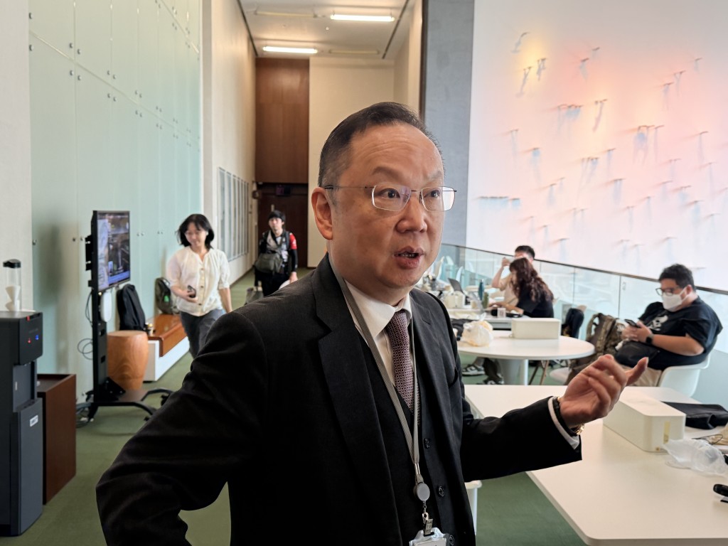 陳仲尼表示，剛過去的周日下午突然落一場大雨，他在南區與朋友同行時，在樓梯跣倒，後腦有一個頗深的傷口。