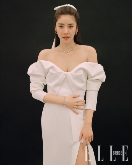 孫淡妃的婚紗性感得來又高貴。（《ELLE KOREA》圖片）