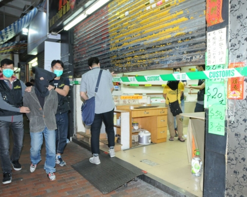 海關搜查廟街11間地舖，共檢獲14萬張懷疑盜版光碟。