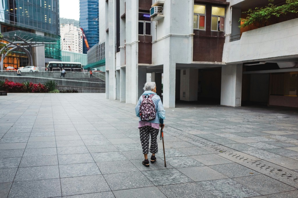 一名港女在網上分享了與87歲嫲嫲最近的一次深情對話感動網民。(示意圖非涉事人)
