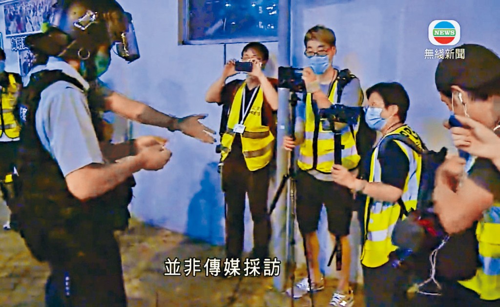 ■警员疑有人非法进行采访工作，截查在场人士。