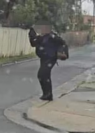 黑衣人隨後在附近街區出現。網圖 黑衣人隨後在附近街區出現。網圖