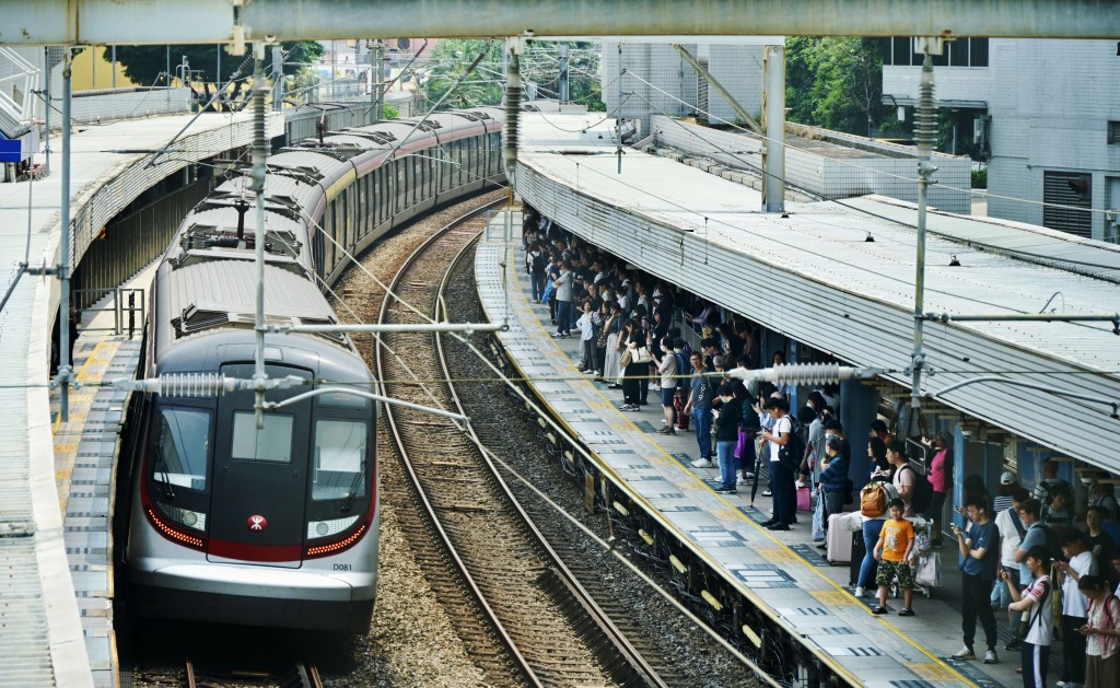 隨著暴風接近本港，班次會逐步減少，列車及輕鐵維持有限度服務。