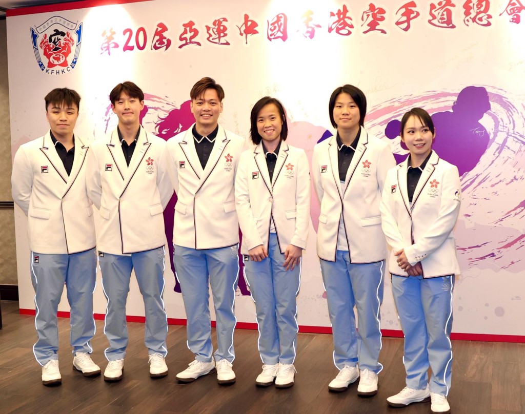 名古屋亚运奖牌得主现身庆功宴，右起: 女子形银牌刘慕裳、女子68公斤以下级铜牌黄卓莉、女子50公斤以下级银牌曾绮婷、男子团体形铜牌李智刚、邓宇轩及洪皓崴（包括个人形及团体两铜）。徐嘉华摄