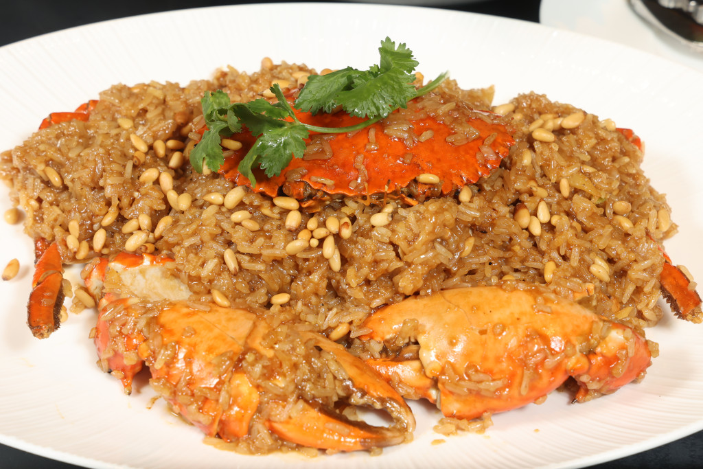 天氣涼最啱食生炒糯米飯，這兒加入大肉蟹做成「糯米炒大肉蟹」，就更添鮮味。