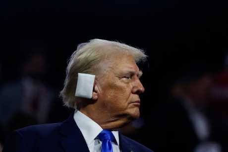 特朗普出席共和黨全國代表大會時，右耳蓋上紗布。路透社