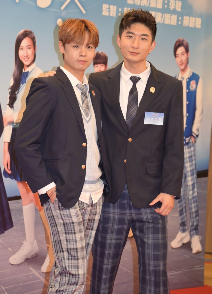 今次Archie（左）唱歌，Aska做司儀。