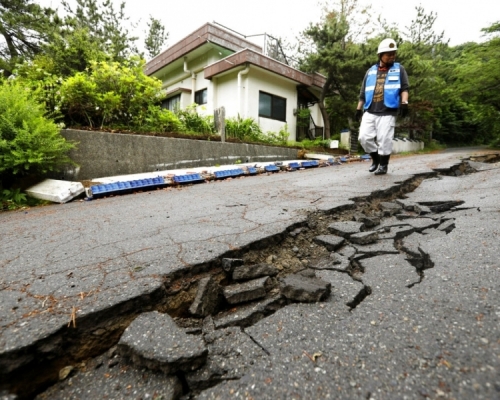 日本6.7級強烈地震，造成山形及新潟兩縣最少26人受傷。AP