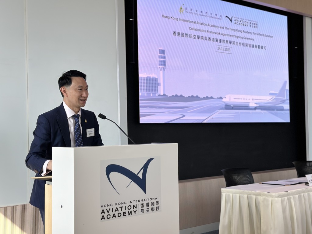 學苑院長黃金耀表示，很高興能與航空學院正式簽署合作框架協議，為本港發掘及培育航空專才。