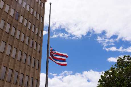 卡胡卢伊市长办公室外下半旗。路透社