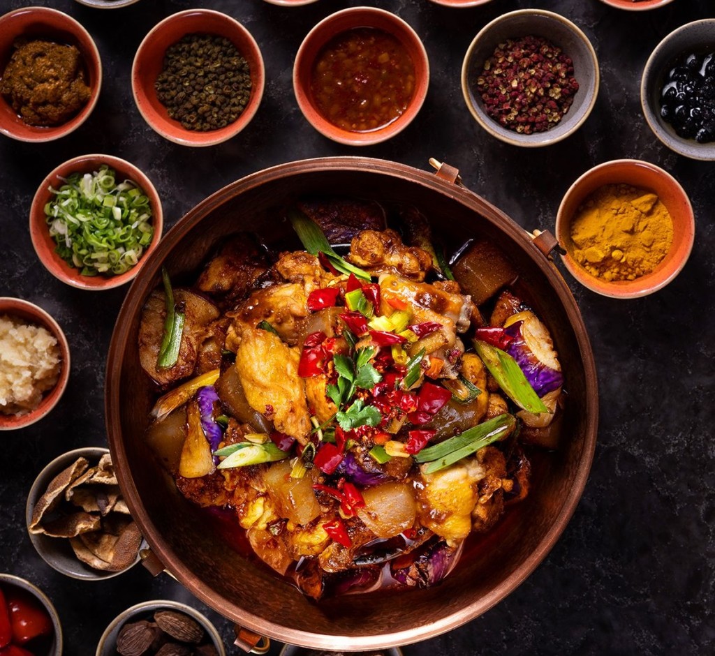 不少中菜都會利用香料、辣椒及調味品，配搭出不同層次的酸辣味道，具香、鮮、辛、麻等味覺體驗。