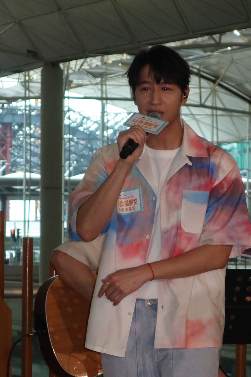 冯允谦今日到机场为商台直播节目担任嘉宾，分享旅游经验，并即场献唱两首歌。
