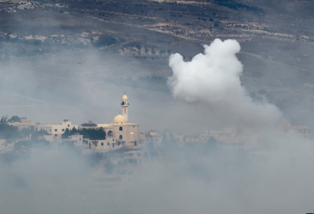 真主党发射导弹及火箭炮，以色列北部多维夫烟雾弥漫。路透社