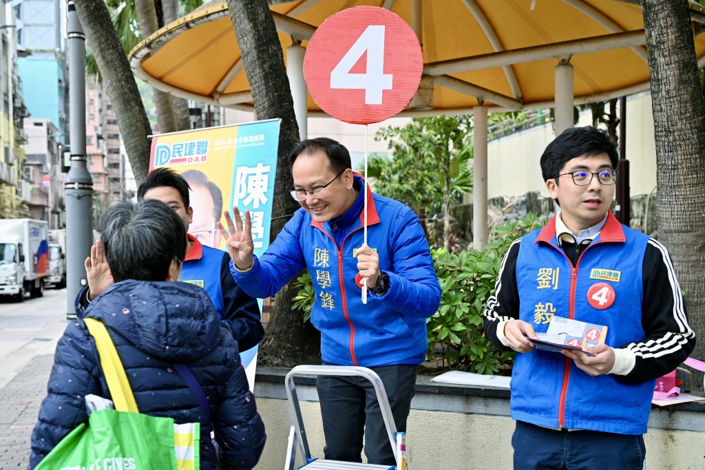 民建聯港島西立法會議員陳學鋒，參選爭取連任。