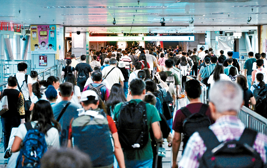 隨着暑假結束，運輸署預計昨今兩日過關人多車多，呼籲市民預早出行。