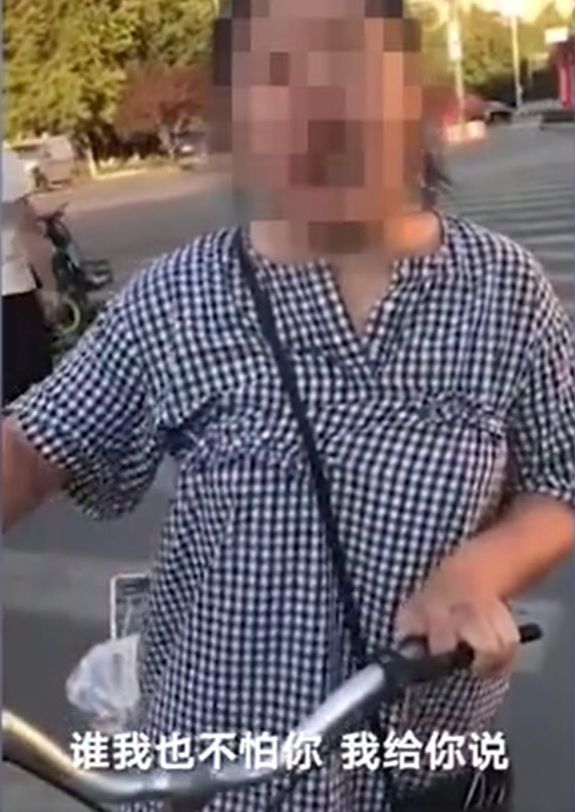 女子在路上逆線踩單車被截停,竟出手打傷女輔警。網圖