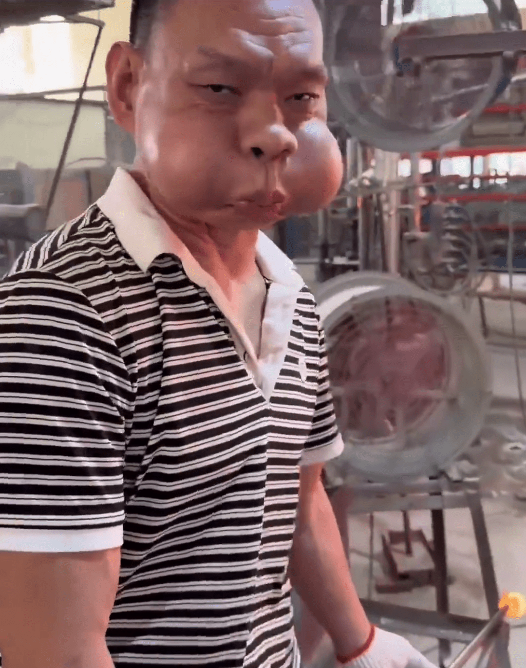 广东男吹玻璃30年练成“蛤蟆功”？背后故事赚人热泪。