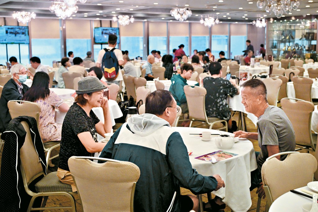 在改掛8號風球後，不少食肆營業供市民「醫肚」，紅磡有酒樓坐滿食客。