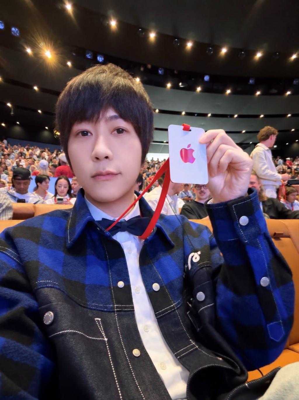阿信出席蘋果秋季發佈會。facebook@五月天 阿信 阿信出席蘋果秋季發佈會。facebook@五月天 阿信