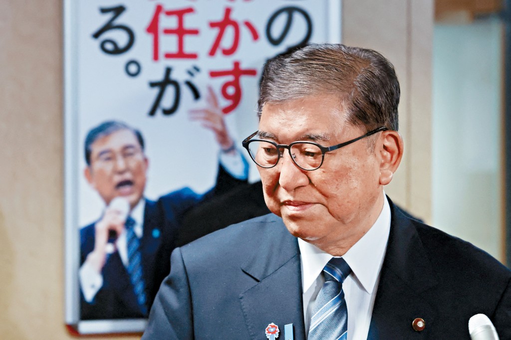 石破茂昨日在自民黨總部會晤黨內高層後準備見記者。