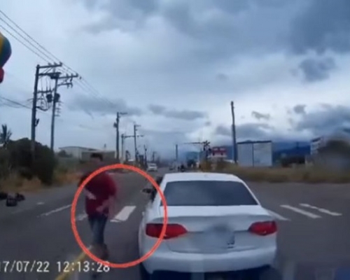 男子落車持刀威嚇網民。爆料公社圖片