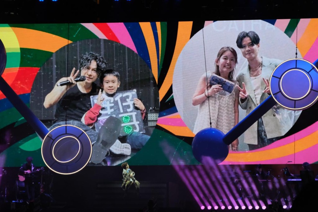 唱《流星劃過富士山》時，舞台上的螢幕播放On仔與歌迷的合照。