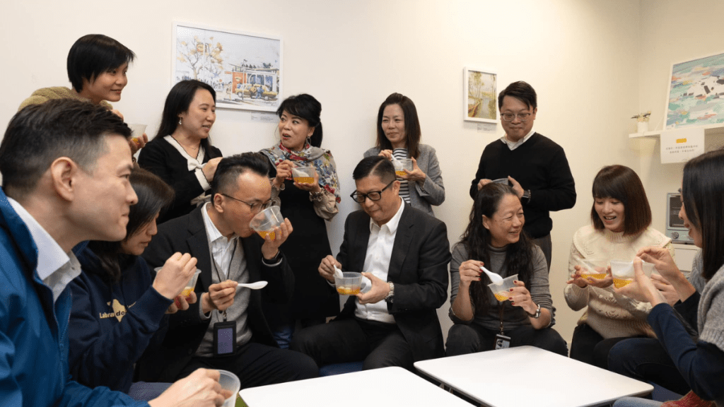 保安局局長鄧炳強在冬至請同事食湯丸。鄧炳強fb