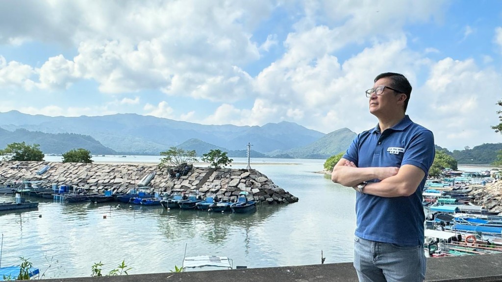保安局局長鄧炳強今日（16日）化身「星級導遊」，介紹沙頭角十大景點及「多個打卡位」。保安局FB圖片