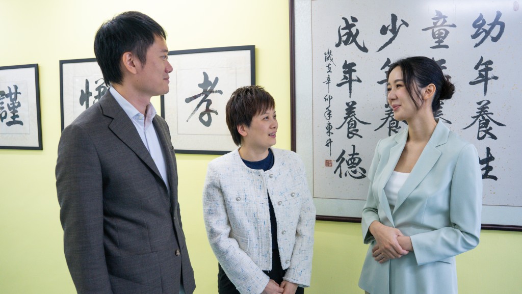 右思維國際幼兒園暨幼稚園校董王德志（Danny）、校長鄺敏怡及校董麥明詩 （Louisa）。（圖片來源：《親子王》）