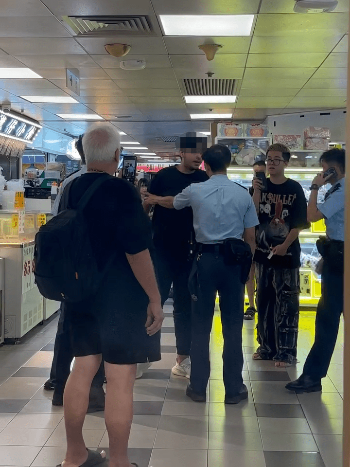 男警當時表現冷靜,又向黑衣男講述自己的警員編號。 男警當時表現冷靜,又向黑衣男講述自己的警員編號。