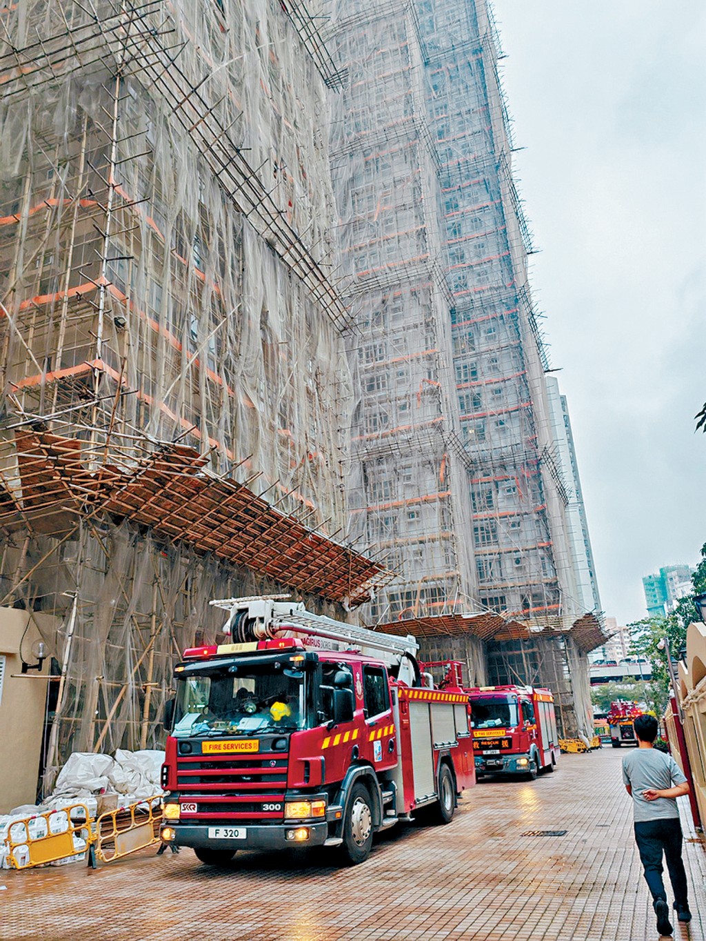 外牆搭建了棚架和圍網的屯門怡樂花園昨突冒煙，居民倉皇逃生，有居民擔心宏福苑火劫在該屋苑重演。