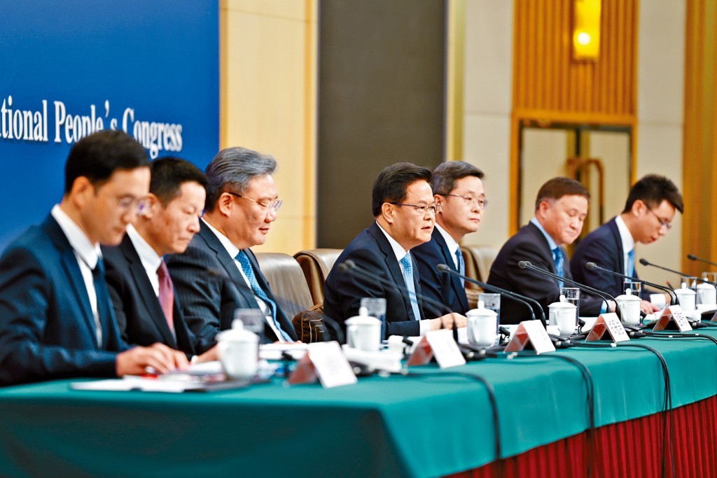 国家发改委主任郑栅洁（中）出席记者会。