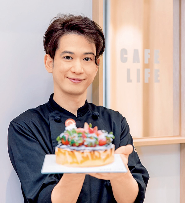 十八岁开始学做甜品的松冈哲也，现已成为香港店的甜品大师；而热爱甜品的嘉欣，亦有随「男友」学整蛋糕，并且有板有眼，两人可谓志趣相投！