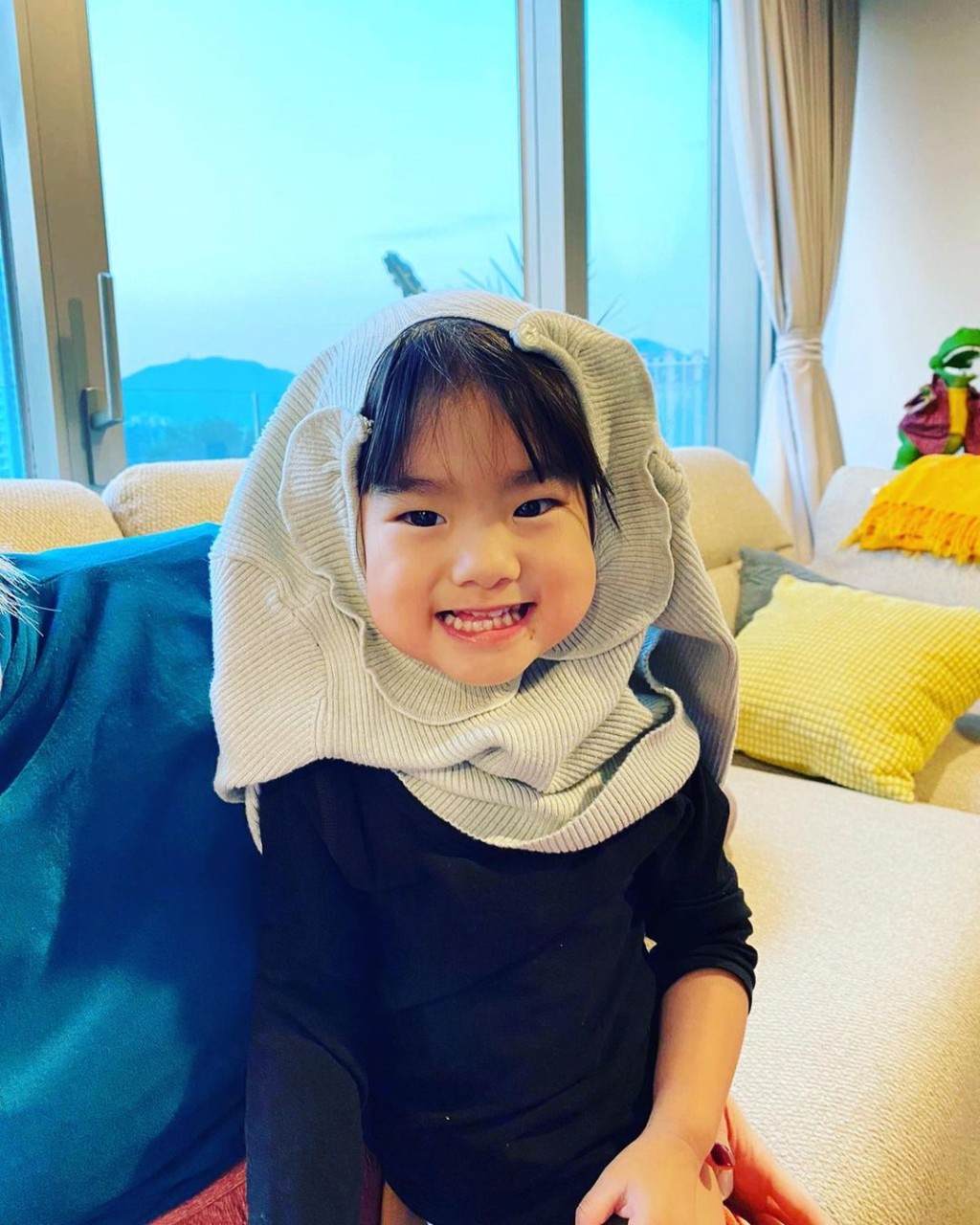 陳柏宇女兒陳羿辰2歲多,眼仔碌碌,是個活潑可人兒。